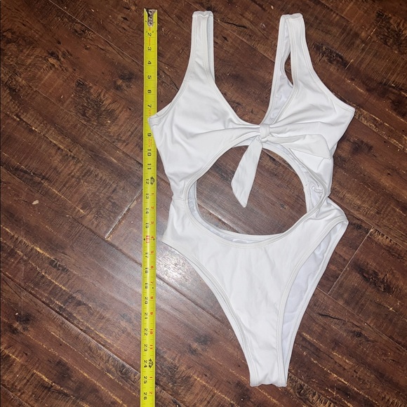 Cute beach outfit bundle white cheeky swimsuit - Picture 9 of 14